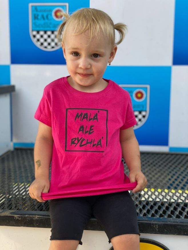 pro mále závodnice a závodníky máme na e-shopu kategorii, kde najdeš nový merch přímo pro ně! 🩷 slaď svoje dítko se svým...