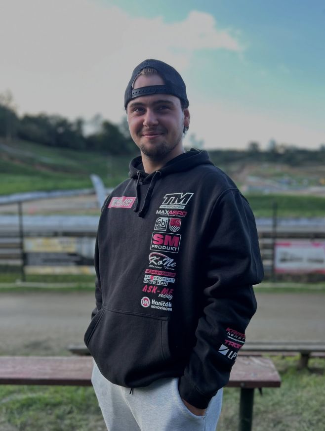 Pánská nebo dámská mikina - Buď součástí týmu 2025 🏁 Pokud chceš dát najevo přízeň s holkou za volantem a podpořit nás...